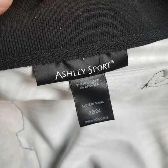 Size 18/24 2piece Crop Embroidered Activewear by Ashley Stewart - Picture 7 of 9